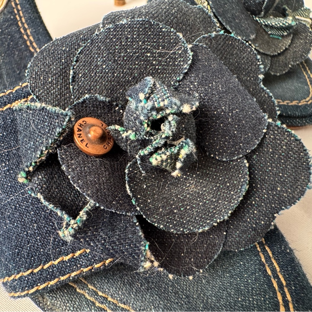 Casual Glamoour! CHANEL Jeans Denim Blue Camellia Mules Kitten Heels 39.5 9.5 9 - Picture 5 of 6